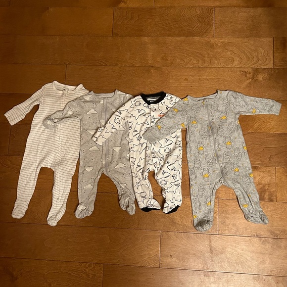 Lot of 4 onesies size 3-6 months ish - Picture 10 of 10